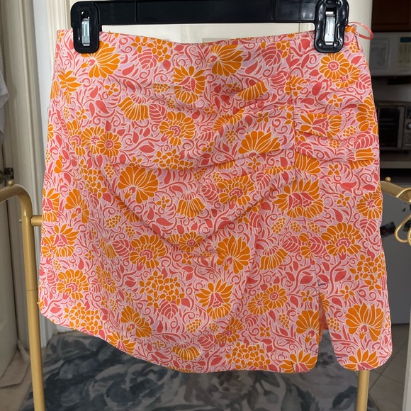 Like new- Zara mini skirt with small slit & light ruching above slit - Picture 2 of 3